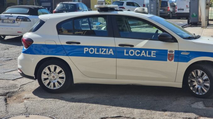 Pirata della strada in via Pascoli: caccia auto e al conducente