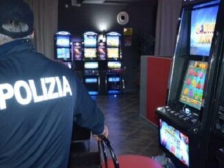 Controlli sala slot area servizio E45, polizia denuncia straniero