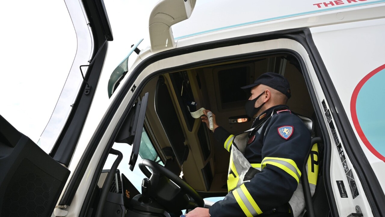 Guida con il documento di un altro conducente, sanzionato