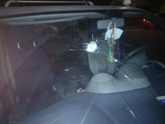 Un sasso colpisce un'auto mentre transita sotto un cavalcavia