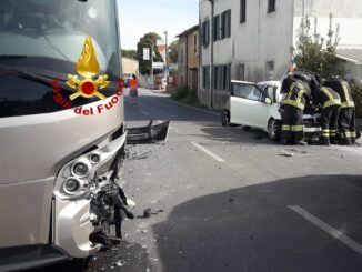 Scontro frontale a Guamo di Lucca, persona incastrata, salvata!
