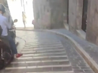 Duomo e monumenti sfregiati, con lo scooter sulle scalette di Sant’Ercolano