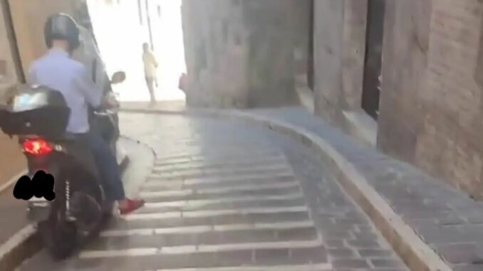 Duomo e monumenti sfregiati, con lo scooter sulle scalette di Sant’Ercolano