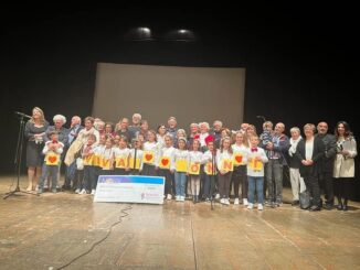 Scuola “De Amicis” canta “Una canzone per i nonni” e vince il primo premio