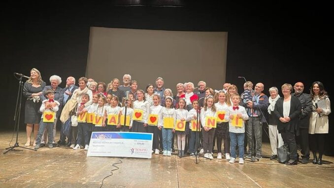 Scuola “De Amicis” canta “Una canzone per i nonni” e vince il primo premio