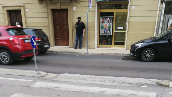 Strisce pedonali incomplete via Manzoni a Ponte, dimenticanza o trascuratezza?