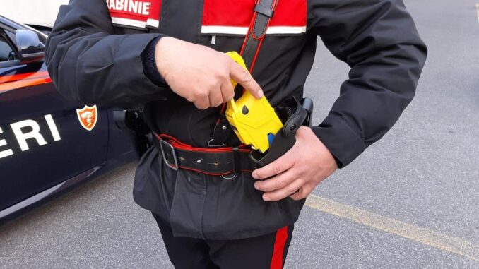 Bloccato con il taser, aveva creato il caos nella sede del Comune