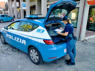 Minaccia la dipendente di un esercizio commerciale, 52enne denunciato dalla Polizia