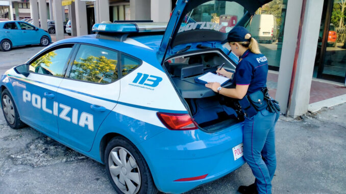 Minaccia la dipendente di un esercizio commerciale, 52enne denunciato dalla Polizia