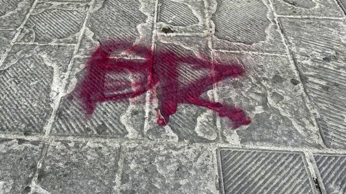 Scritta provocatoria davanti ingresso casa assessore comunale, la sigla delle Brigate Rosse