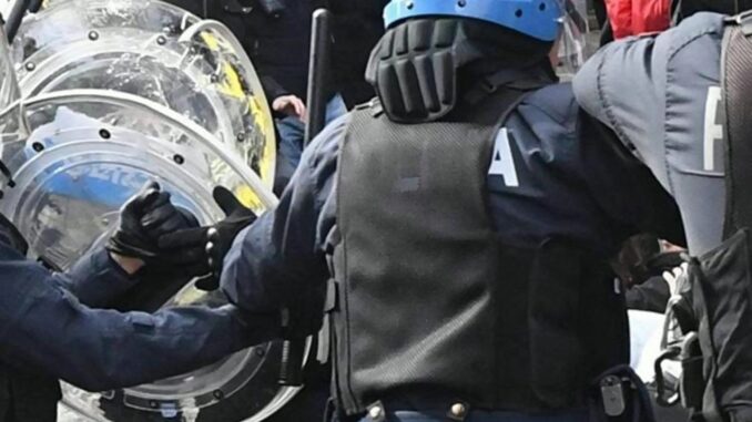 Corteo anarchico a Spoleto, polizia disperde manifestanti