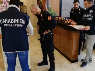 Fa lavorare tre persone in nero, carabinieri gli sospendono l'attività imprenditoriale
