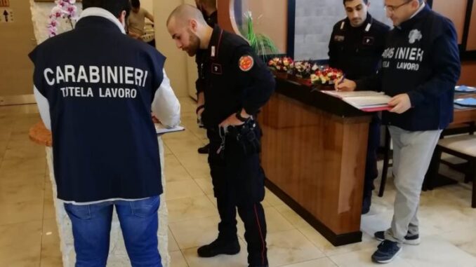 Fa lavorare tre persone in nero, carabinieri gli sospendono l'attività imprenditoriale