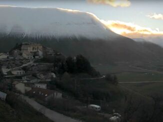 La prima neve di stagione a Castelluccio di Norcia, sui Monti Sibillini