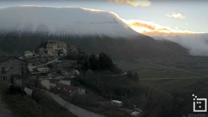 La prima neve di stagione a Castelluccio di Norcia, sui Monti Sibillini