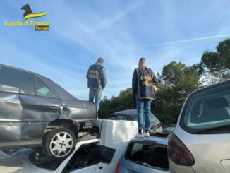 Rifiuti pericolosi, Finanza sequestra area di 650 mq, c'erano 78 carcasse d'auto