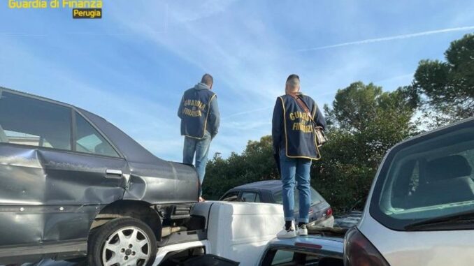 Rifiuti pericolosi, Finanza sequestra area di 650 mq, c'erano 78 carcasse d'auto
