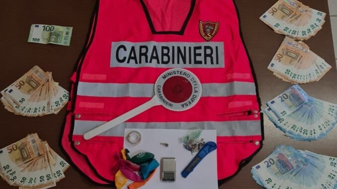 Eroina e soldi trovati nel parcheggio del centro commerciale