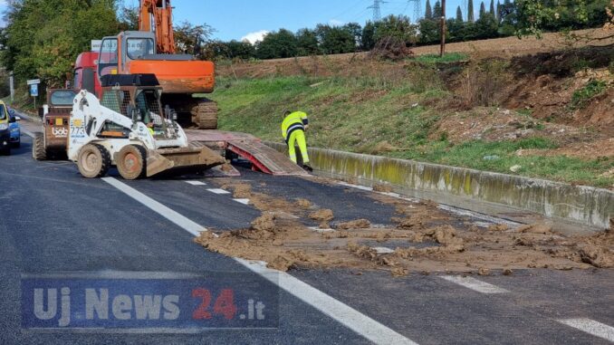 Chiusa la Flaminia a causa di una colata di fango, allagamenti anche a Foligno