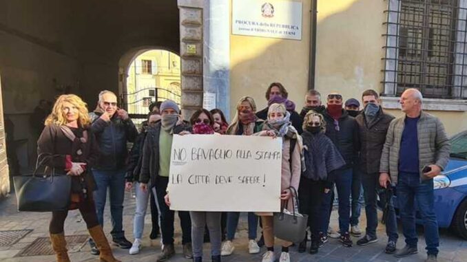 Giornalisti davanti a Procura Terni, "no bavaglio alla stampa"