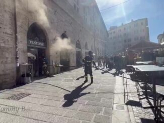 Incendio al Testone di piazza Matteotti a Perugia, fumo e tanta paura