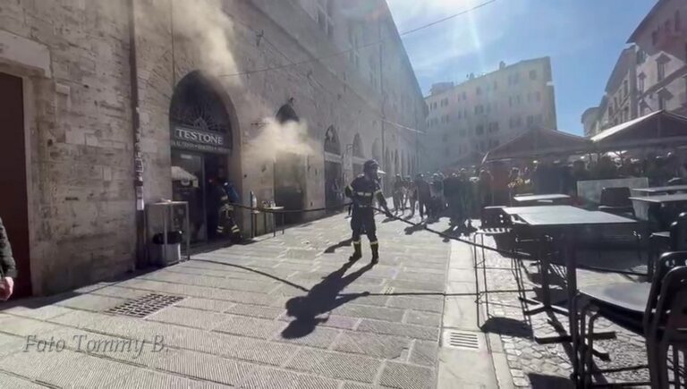 Incendio al Testone di piazza Matteotti a Perugia, fumo e tanta paura