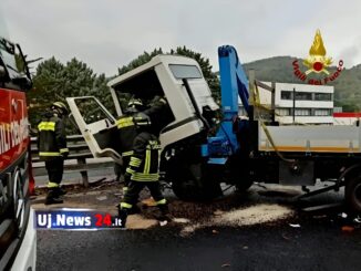 Camion urta il guardrail, incidente sul raccordo, ferito autista