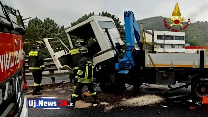 Camion urta il guardrail, incidente sul raccordo, ferito autista