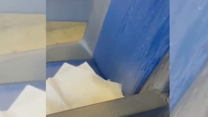 Piove dal tetto del treno, la rabbia dei pendolari