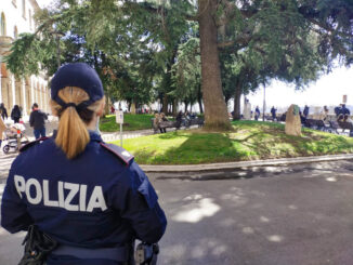 Le propongono una carta di pagamento, e lei lo fa denunciare