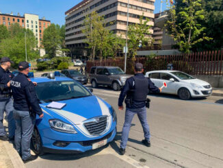 A petto nudo e ubriaco camminava in via Cortonese a Perugia, urlando frasi sconnesse