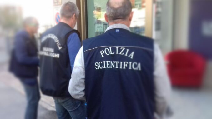 Minacciava persone con bottiglia di vetro, la Scientifica trova droga