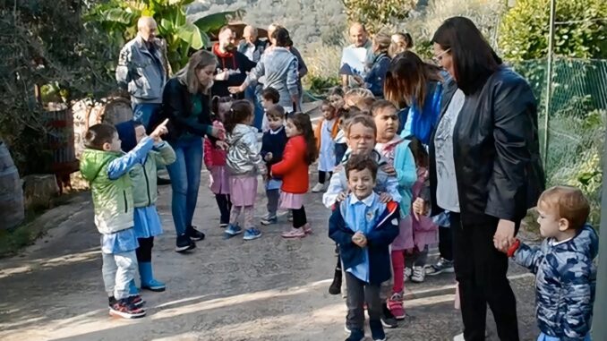 La raccolta delle olive uscita didattica scuola infanzia Casaglia