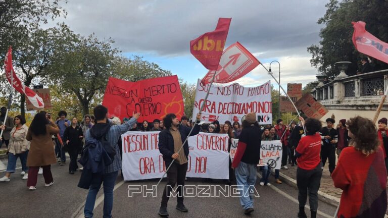 Studenti in piazza a Perugia, “nessun merito a questo governo”