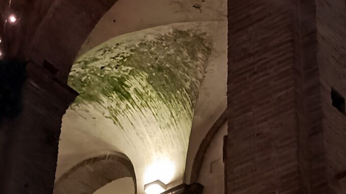 Muffa e percolazioni stanno distruggendo il chiostro di Collescipoli
