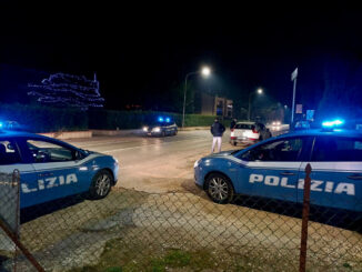 Fermato dalla polizia a un controllo, ma è senza patente