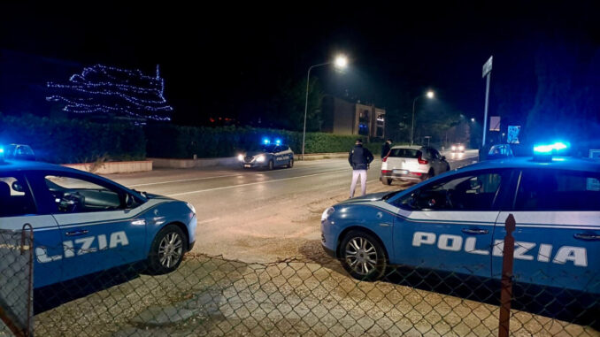 Rimprovera un'automobilista per la forte velocità e viene aggredito