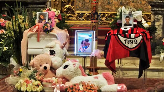 Funerali di Natasha e Gabriele, i due giovani morti nell'incidente
