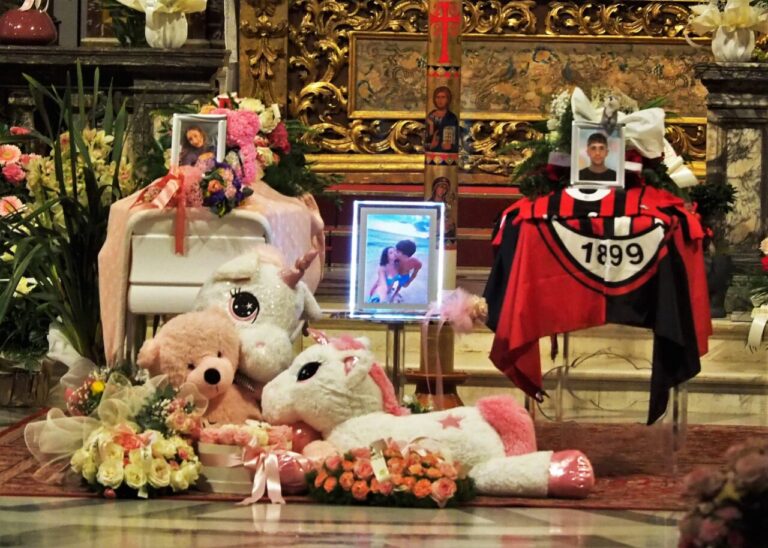 Funerali di Natasha e Gabriele, i due giovani morti nell'incidente