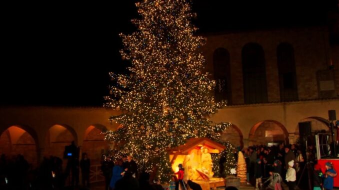 Accesso l’albero di Natale ad Assisi e benedetto il Presepe