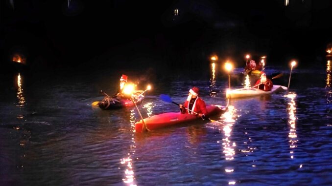 Babbo Natale scende in canoa sul Tevere a Città di Castello