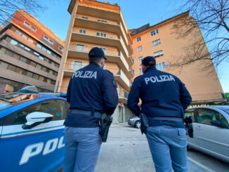 Nota una persona forzare lo sportello di un'auto, 41enne denunciato per furto