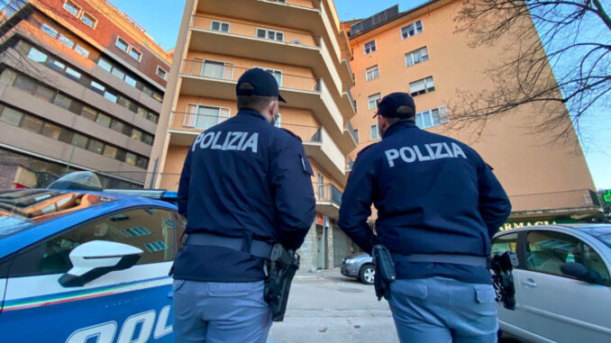 Nota una persona forzare lo sportello di un'auto, 41enne denunciato per furto