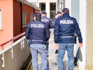 Droga da spacciare  e porto di armi improprie