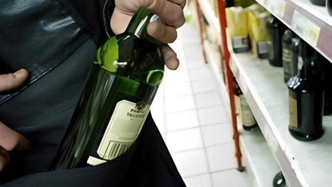 Ruba una bottiglia di whisky, ma aveva antitaccheggio, denunciato