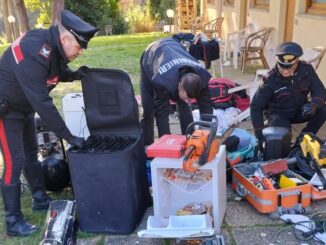 Droga, refurtiva e una pistola nel bungalow: due arresti a Balanzano