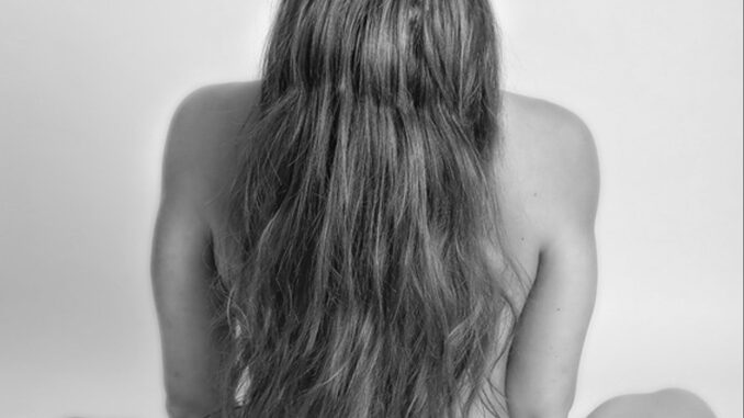 Crea falsi profili con scatti intimi di una ragazza e poi la ricatta