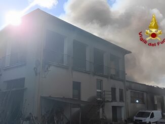 Inferno a Umbertide, fiamme capannone e casa, tetto in eternit