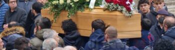 Il funerale di Davide Piampiano, la bara portata a spalla dai tamburini