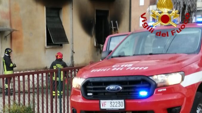 Incendio a Terni, a fuoco un appartamento, gravi danni all'immobile